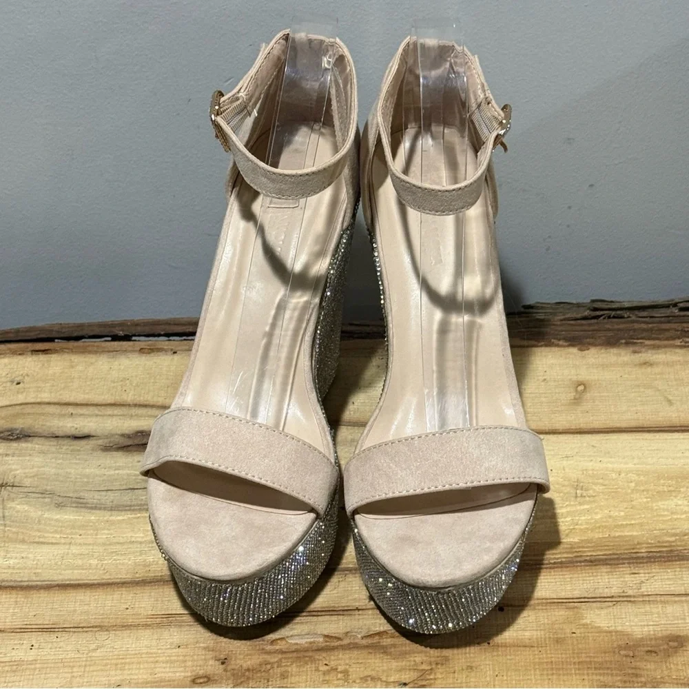 Fashion Nova Nude & Sparkly Platform‎ Wedge sandals Size 9 A40